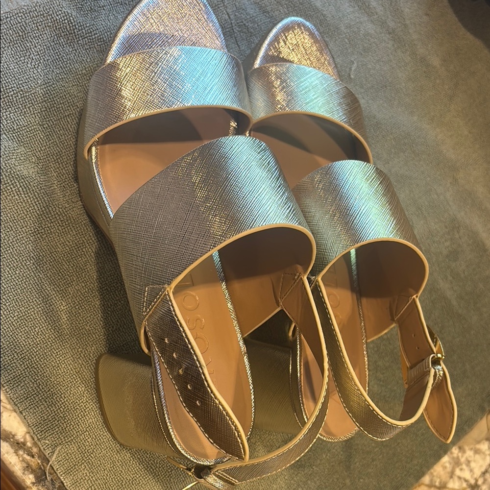 CAMILLA AEROSOLES GOLD HEELS